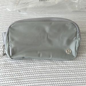 NWT Lululemon Everywhere Belt Bag 1L Silver Drop – Stylish & Versatile Waist Bag